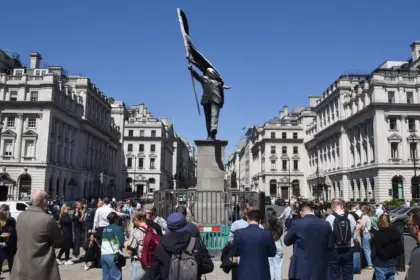 banksy statue london — DE news
