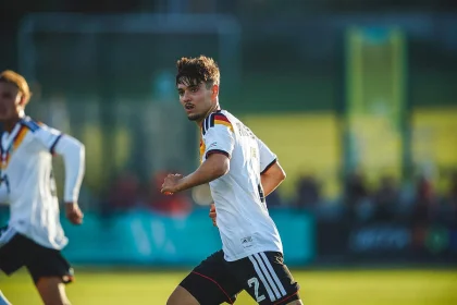 HSV: Danach EM-Held! Irre Trikotpanne von HSV-Stürmer - BILD