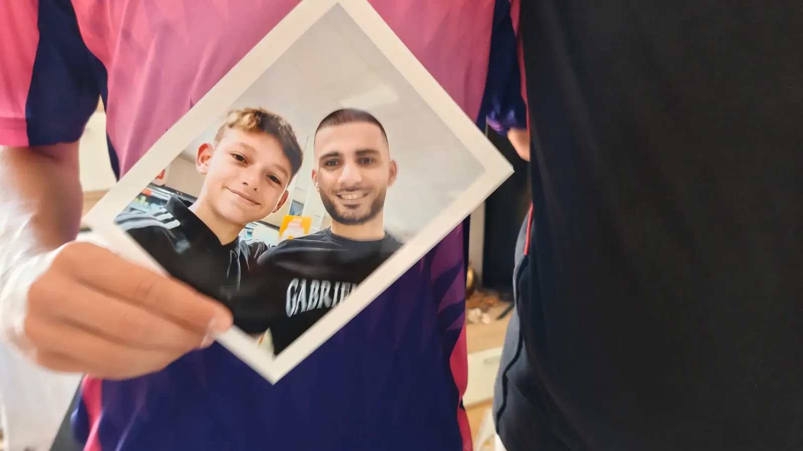 Ein Selfie von Fußballspieler Deniz Undav und einem Jungen.