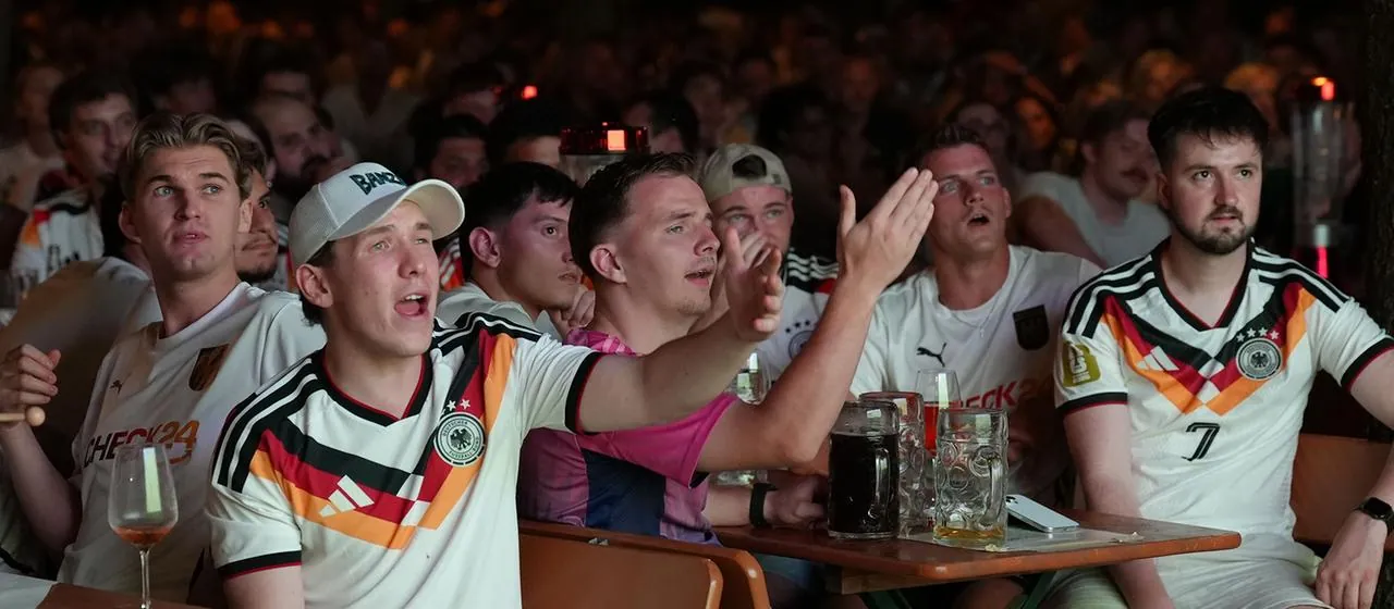 Fans verfolgen das WM-Spiel "Ecuador - Deutschland" beim Public Viewing in München