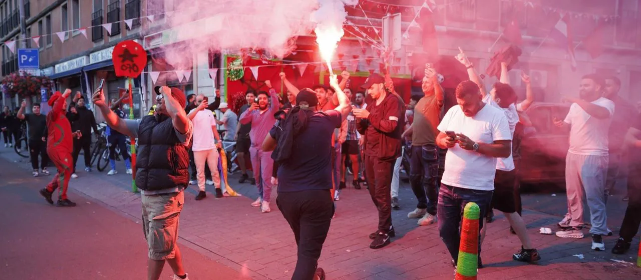 Fans der marokkanischen Fußballnationalmannschaft feierten den Sieg gegen die Niederlande.