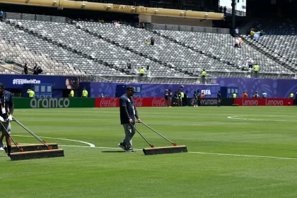 Fußball-WM - Für Hunderte Euro: FIFA verkauft Final-Rasen - Sport - SZ.de