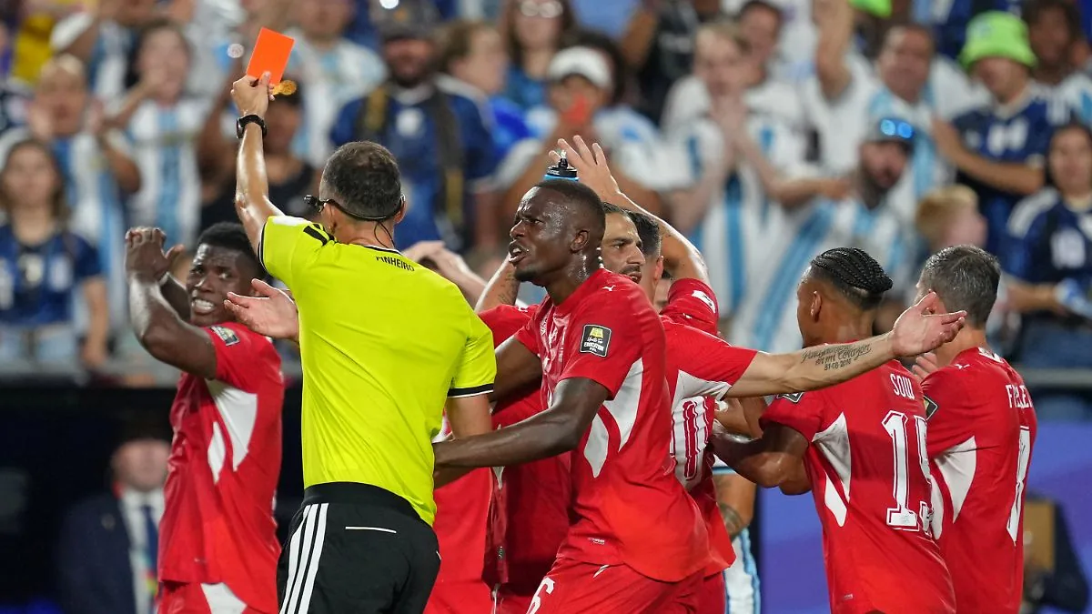 Regelhüter geben schwere WM-Panne zu! Embolo hätte nicht Gelb-Rot sehen dürfen - BILD