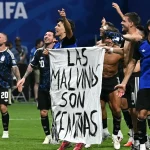 Argentinien-Stars jubeln mit Kriegsplakat – jetzt droht FIFA-Ärger - BILD