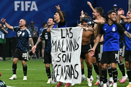 Argentinien-Stars jubeln mit Kriegsplakat – jetzt droht FIFA-Ärger - BILD