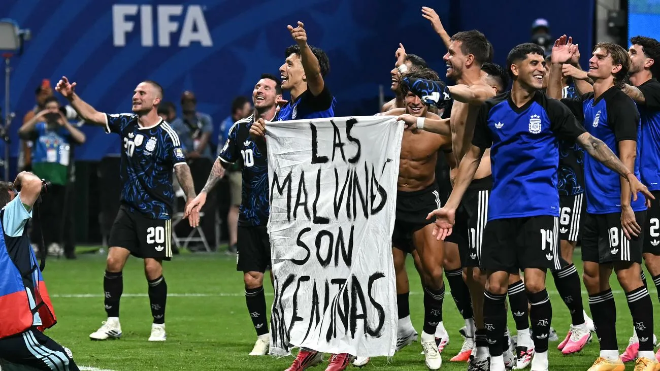 Argentinien-Stars jubeln mit Kriegsplakat – jetzt droht FIFA-Ärger - BILD