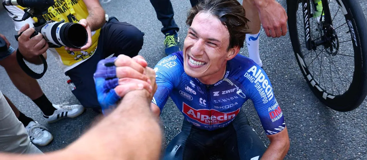 Jasper Philipsen nach seinem Sieg bei der 17. Etappe