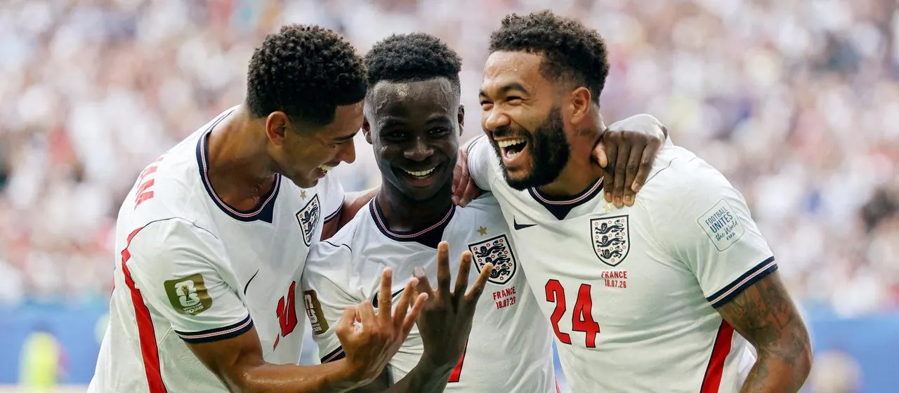 Bukayo Saka wird für sein drittes Tor gegen Frankreich bejubelt