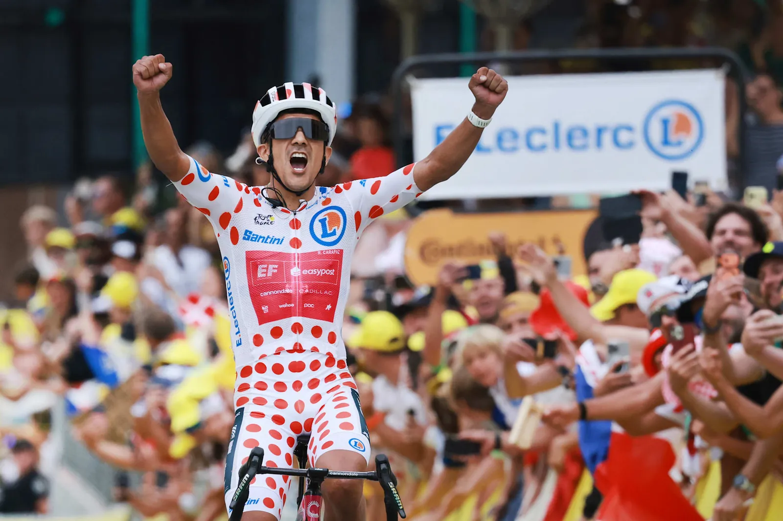 Richard Carapaz feiert seinen Sieg bei der Königsetappe