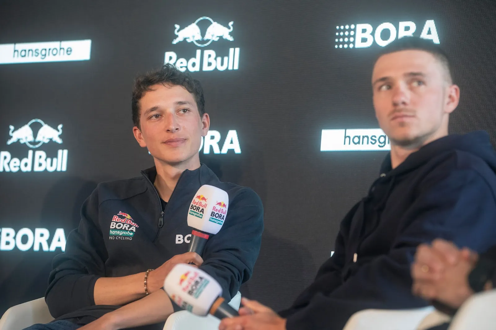 Florian Lipowitz (links) und Remco Evenepoel wurden spätabends am Ruhetag kontrolliert