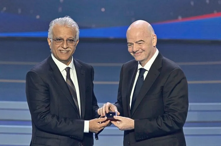 Zwei Männer in Anzügen auf einer Bühne, einer überreicht dem anderen eine Auszeichnung in einer kleinen Schatulle während der AFC Annual Awards 2023 in Seoul, Südkorea.