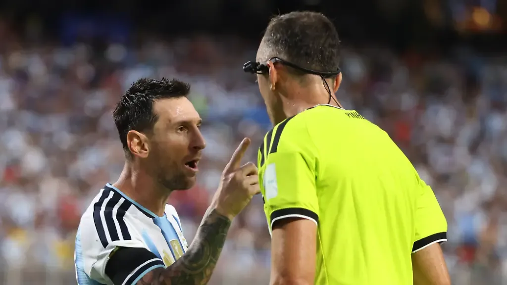 Lionel-Messi-L-of-Argentina-argues-with-central-referee-Joao-Pinheiro-of-Portugal-during-a-FIFA-World-Cup-WM-Weltmeisterschaft-Fussball-2026-quarter-final-match-between-Argentina-and-Switzerland-at-Arrowhead-Stadium-in-Kansas-City-USA-11-July-2026