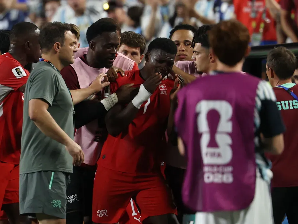 Schweizer Spieler Embolo: Alle müssen ihn trösten