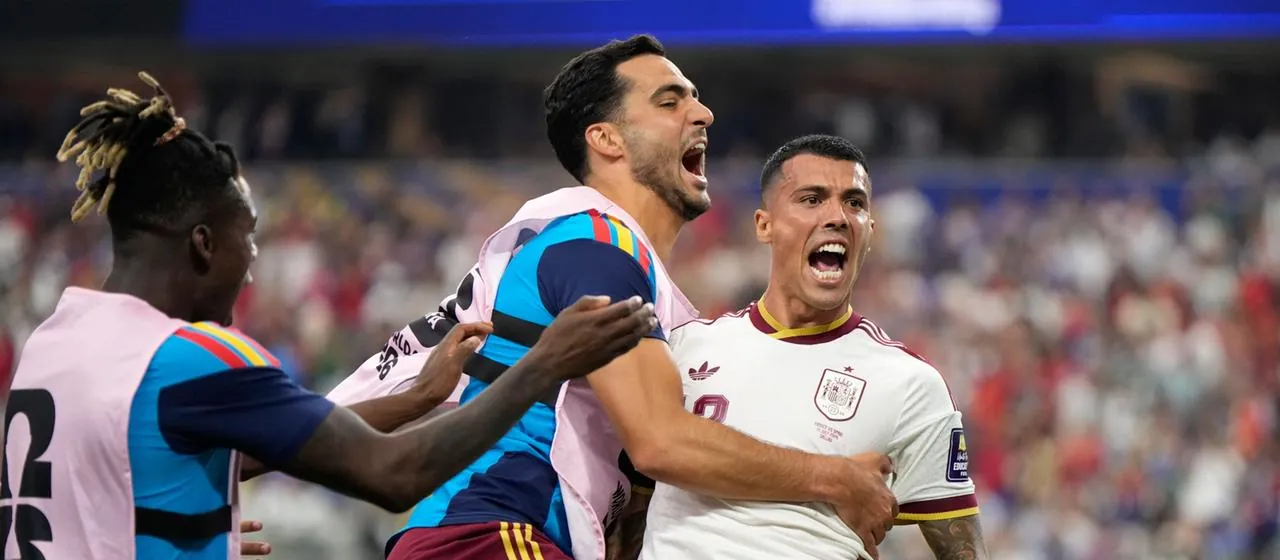 Torschütze Pedro Porro jubelt nach dem 2:0 gegen Frankreich im WM-Halbfinale.