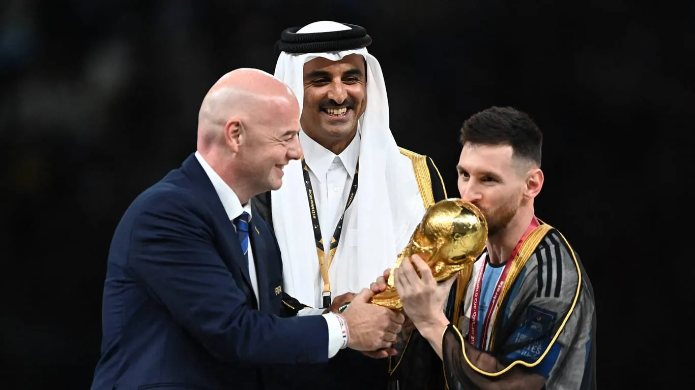 Gianni Infantino (links) übergibt den WM-Pokal an Lionel Messi: Künftig erhält der Weltmeister auch Ringe.