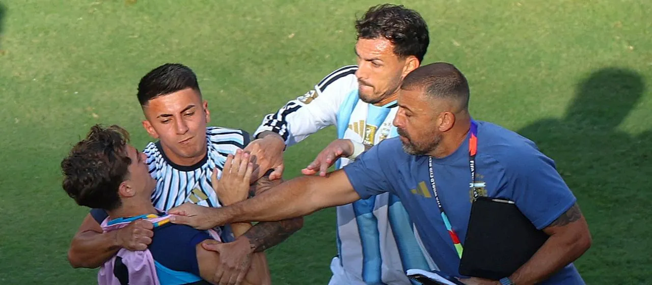 Argentiniens Leandro Paredes (r.) geht Spaniens Gavi körperlich an