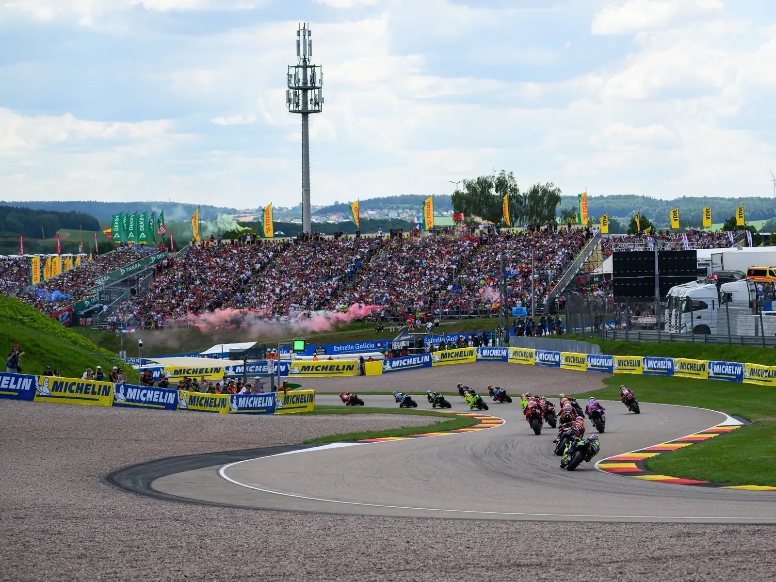 MotoGP, Rennen, das Fahrerfeld fährt in der Einführungsrunde auf der Strecke vor den Zuschauertribünen entlang.