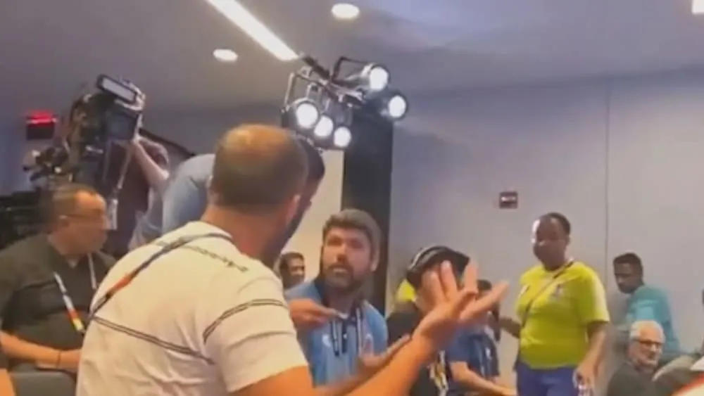 Vor dem Viertelfinale gegen Frankreich kommt es während Marokkos Pressekonferenz zu einem Eklat. Zwei Journalisten geraten aneinander und lassen sich erst nach Einschreiten anderer Kollegen besänftigen.Quelle:BILD