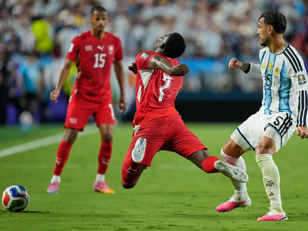 Breel Embolos Schwalbe gegen Argentinien