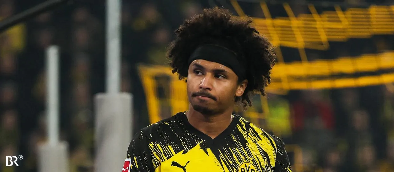 Karim Adeyemi geht nach seiner Auswechslung zur Trainerbank