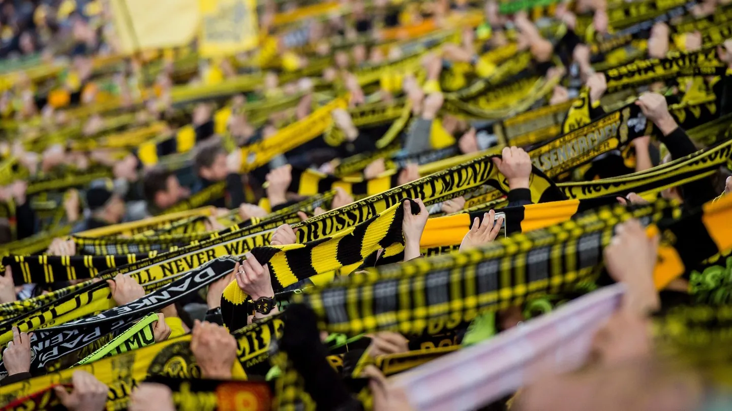 Samstag 28.02.2015, 1. Fussball - Bundesliga Saison 14/15 - 23. Spieltag in Borussia, BV Borussia Dortmund - FC Schalke 04, BVB Fans Signal Iduna Park , Schals Copyright: Borussia Dortmund GmbH & Co. KGaA Rheinlanddamm 207-209 44137 Dortmund