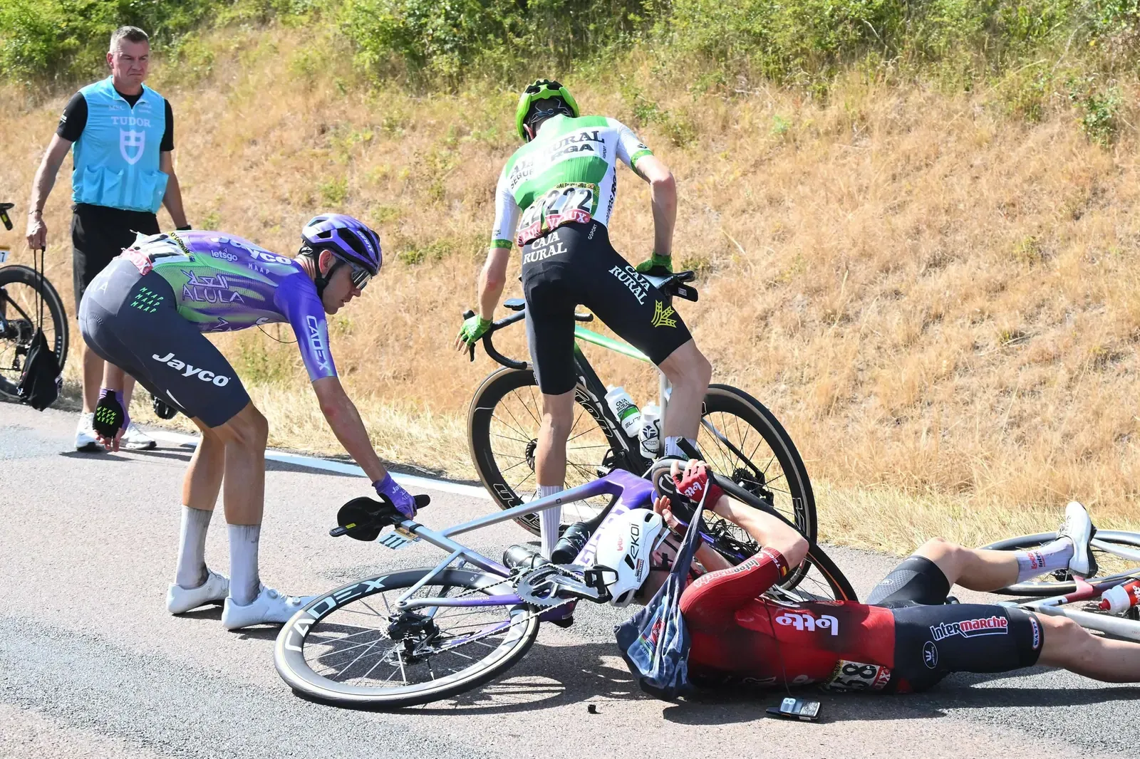 Radprofi Georg Zimmermann stürzt gegen Ende der elften Etappe.
