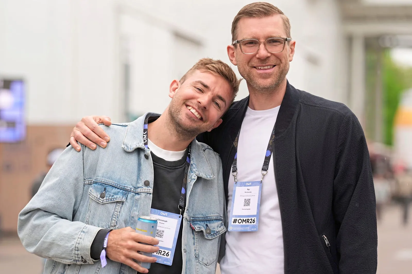 ARCHIV - 06.05.2026, Hamburg: Per Mertesacker (r), TV-Experte und ehemaliger Fußball-Nationalspieler, und Christoph Kramer (l), TV-Experte und ehemaliger Fußball-Nationalspieler, stehen nach ihrem Auftritt während der Digitalmesse OMR vor den Messehallen der Hamburg Messe. Am Sonntag treten sie als TV-Experten des ZDF beim Finale vor Ort auf. (zu dpa: «Mertesacker und Kramer: Zum WM-Finale vom Sofa ins Stadion») Foto: Marcus Brandt/dpa +++ dpa-Bildfunk +++
