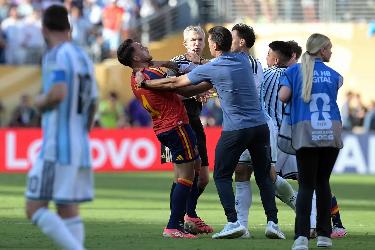 Paredes greift García an den Hals, Argentiniens Coach versucht zu schlichten