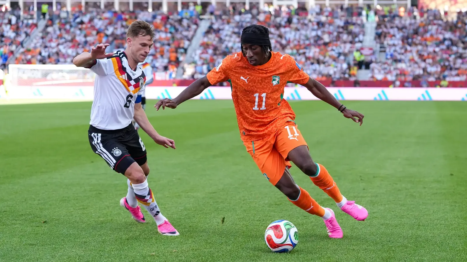 Yan Diomande im Zweikampf gegen Joshua Kimmich.