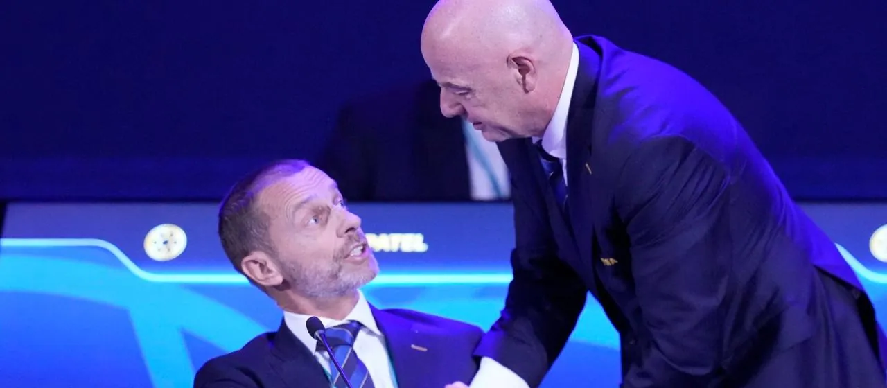 Gianni Infantino (r.) mit Aleksander Ceferin beim FIFA-Kongress in Asunción